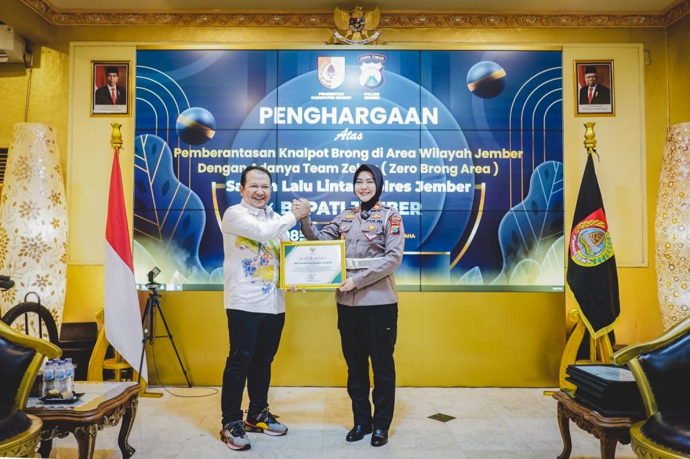 Bupati Jember H. Hendy Siswanto berikan penghargaan ke Kasat Lantas Polres Jember AKP Arum Inambala