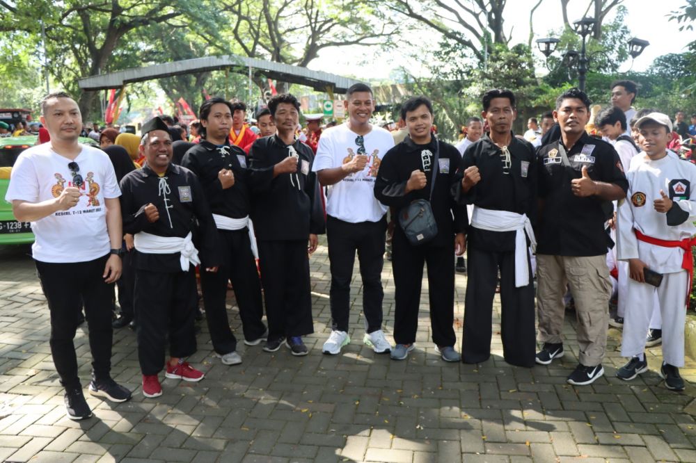 Kapolres Kediri Kota AKBP Teddy Chandra bersama peserta deklarasi damai perguruan pencak silat 