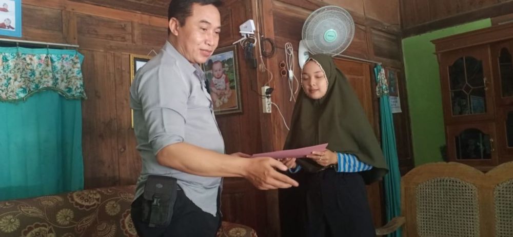 Kompol Edy Priswanto tim subdit 3 unit 1 Ditintelkam Polda Jatim berikan Bansos ke keluarga korban Kanjuruhan