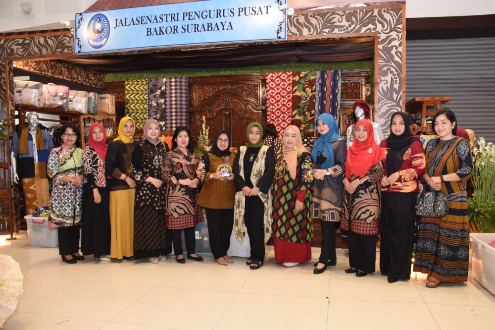 Jalasenastri Bakorwil Surabaya raih juara stand favorit