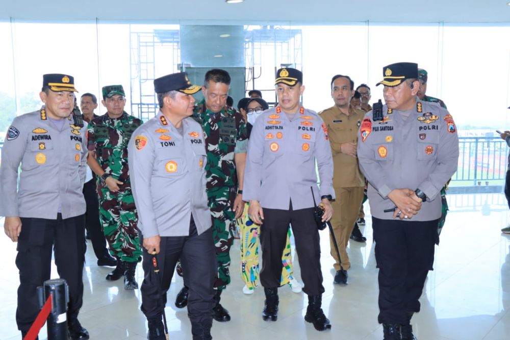 Kapolda Jatim Irjen Pol Dr. Toni Harmanto, Danrem 084/BJ Brigjen TNI Terry Tresna Purnama didampingi Kapolres Gresik AKBP Adhitya Panji Anom saat tinjau laga sepakbola 