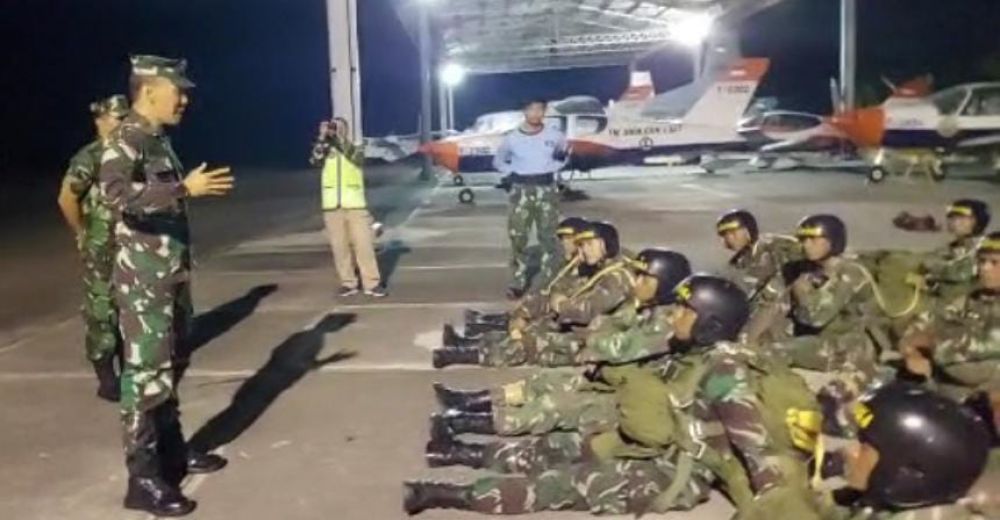 Siswa Dikkopaska latihan terjun malam