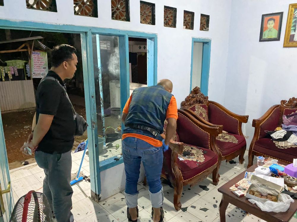 Rumah korban pelemparan bom bondet
