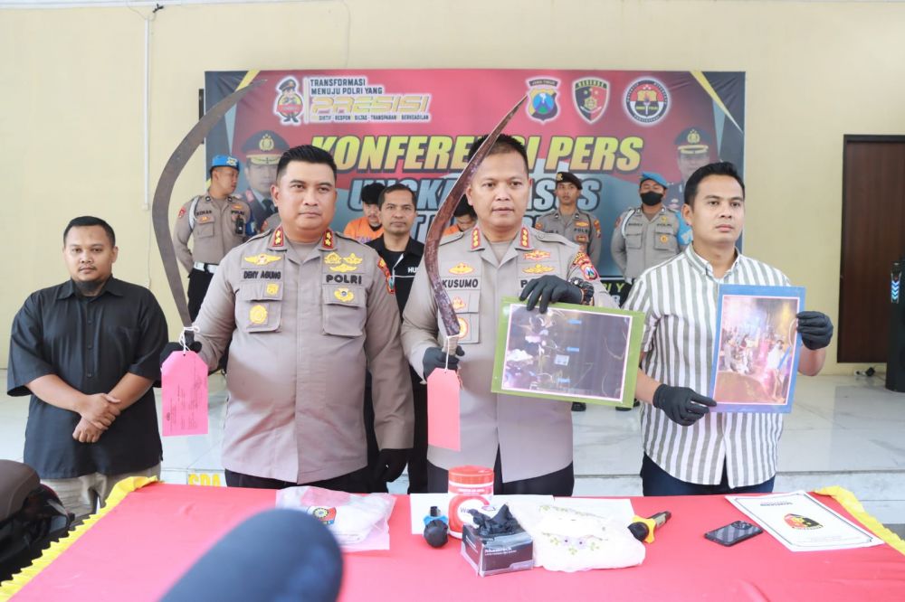 Polresta Sidoarjo amankan pemuda bersajam beserta barang buktinya