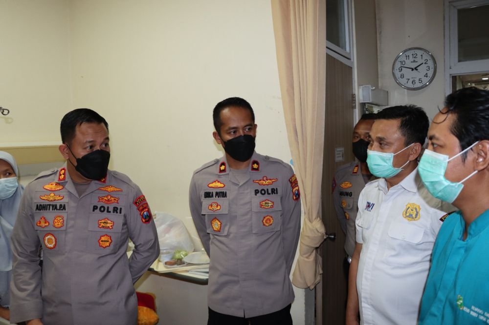 Kapolres Gresik AKBP Adhitya Panji Anom didampingi Wakapolres Gresik Kompol Erika Purwana Putra dan jajaran jenguk anggota Samapta di rawat di RS Ibnu Sina