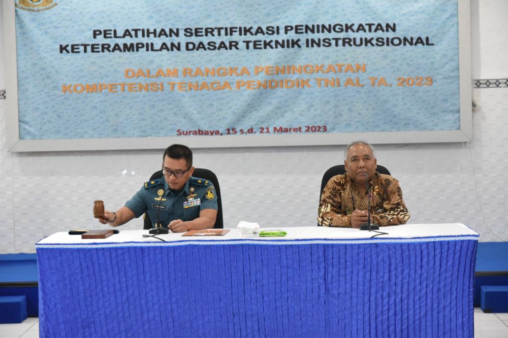 Kadisdikal Laksamana Pertama TNI Arif Badrudin didampingi Wakil Rektor 1 bidang akademik dan kesiswaan Prof. Adi Soeprijanto
