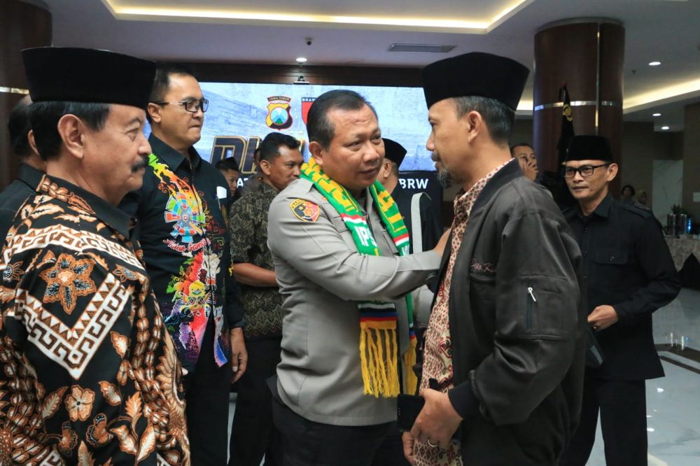 Kapolda Jatim Irjen Pol Dr. Toni Harmanto saat sosialisasi dengan para pimpinan perguruan silat