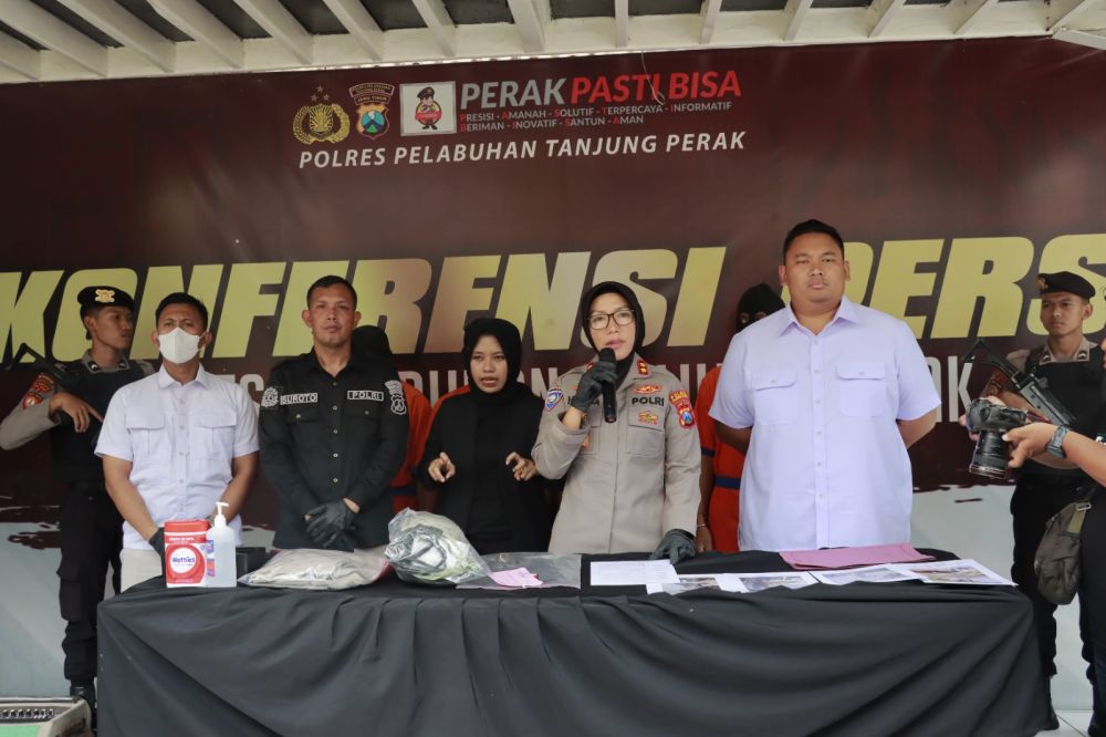 Polres Pelabuhan Tanjung Perak Surabaya ungkap kasus pelaku pengeroyokan
