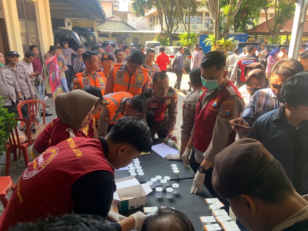 Polresta Banyuwangi lakukan tes urine secara berkala ke anggota terkait penyalahgunaan Narkoba