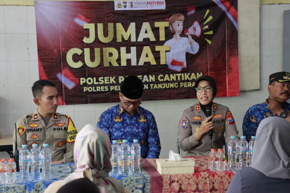 Kapolres Pelabuhan Tanjung Perak Surabaya AKBP Herlina gelar Jum'at Curhat