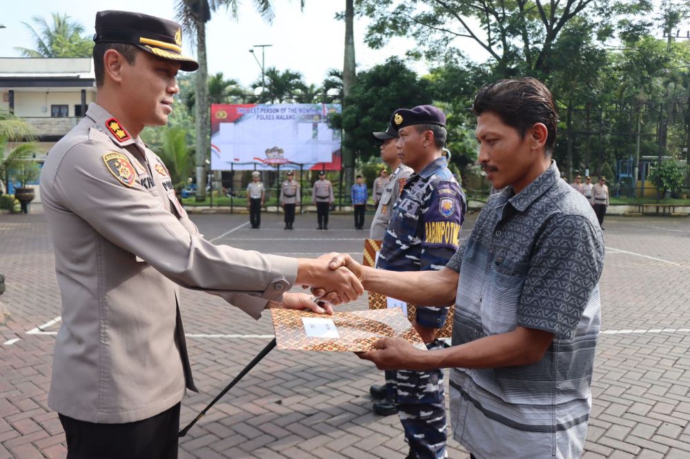 Kapolres Malang AKBP Putu Kholis Aryana berikan penghargaan