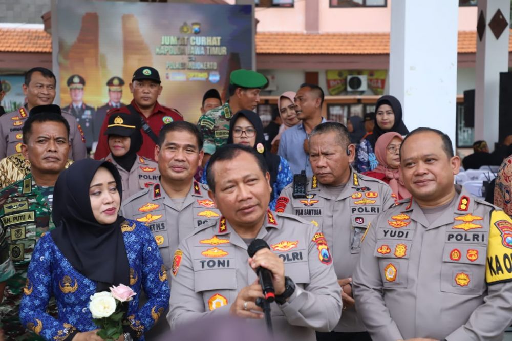 Kapolda Jatim Irjen Pol Dr. Toni Harmanto bersama jajaran gelar Jum'at Curhat di wilkum Polres Mojokerto