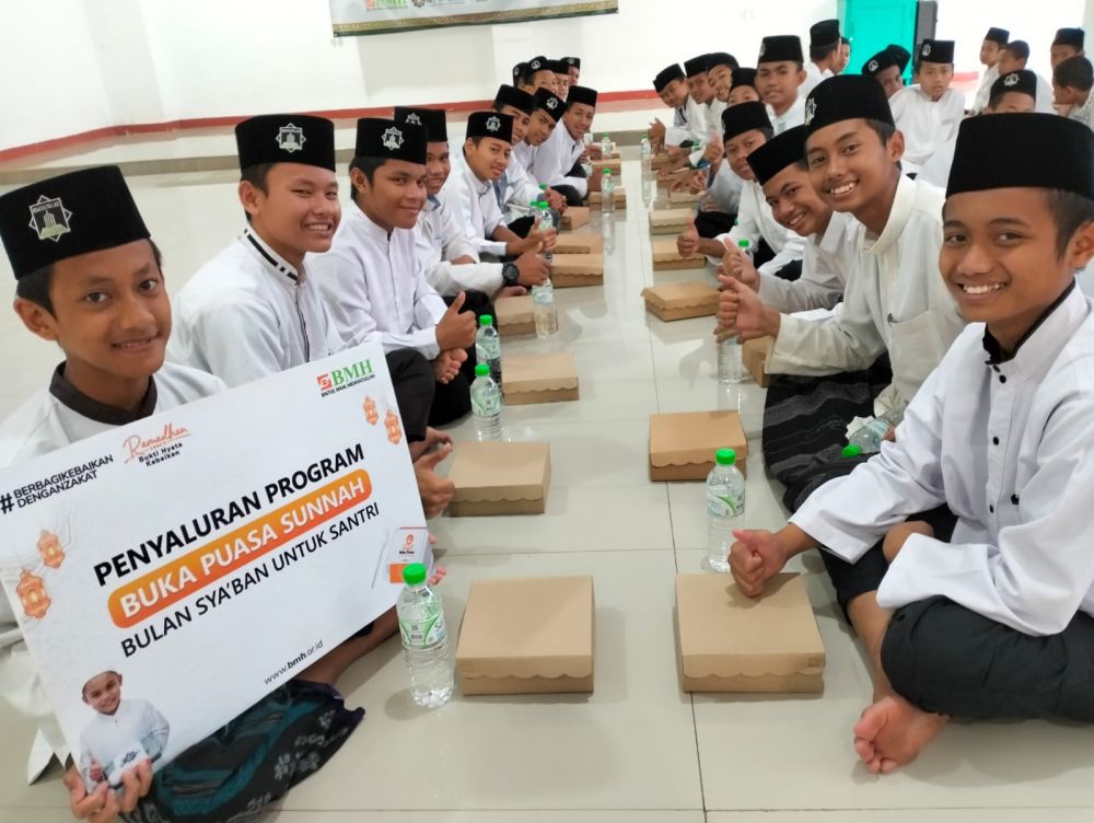 BMH Jatim Bagikan 1444 Paket Buka Puasa Sunnah Sya'ban ke Santri