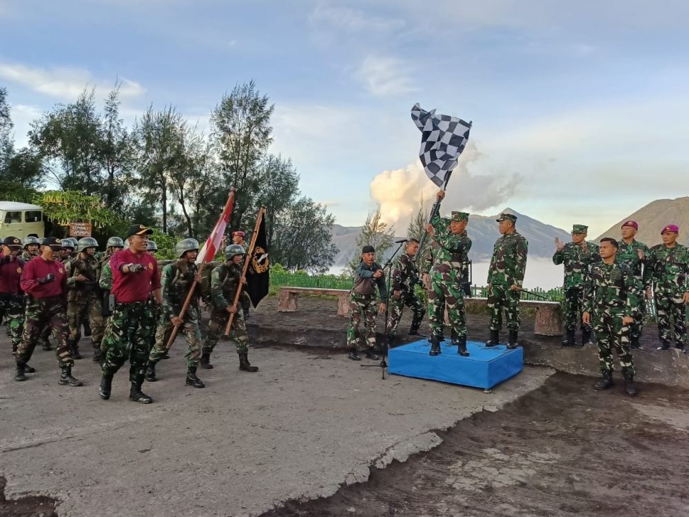 Wadan Kodiklatal Laksamana Muda TNI Rachmad Jayadi melepas siswa Dikko Marinir