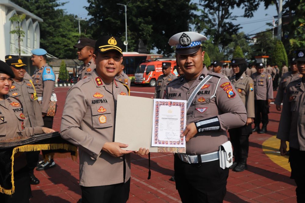 Kapolres Gresik AKBP Adhitya Panji Anom beri penghargaan personil berprestasi
