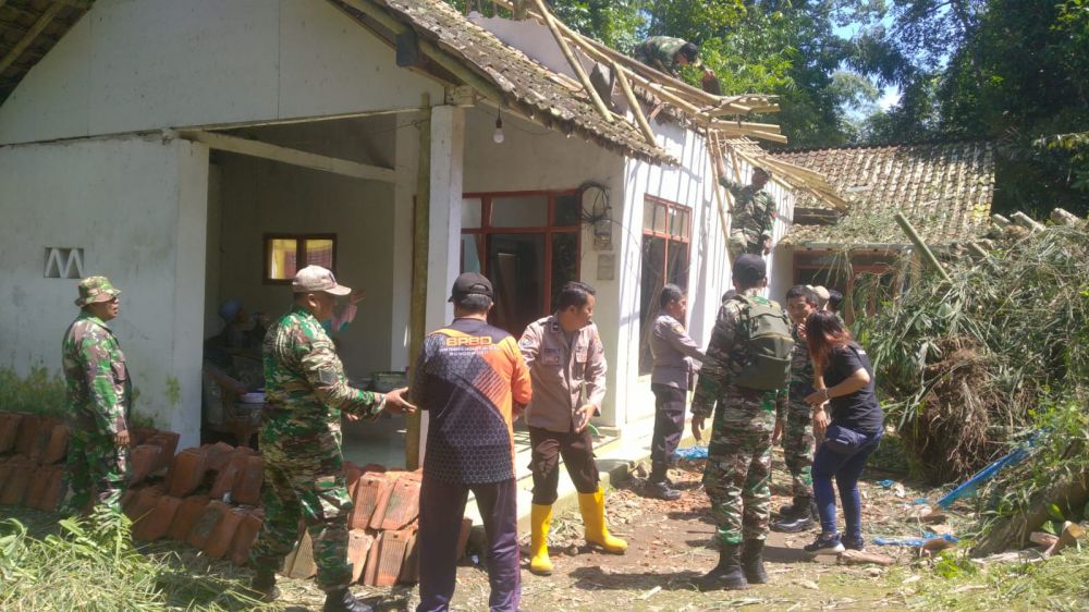 TNI-Polri bersama warga perbaiki rumah terdampak puting beliung 