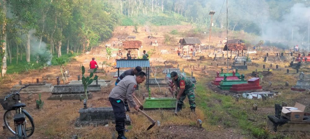 Polres Tulungagung bersama warga dan TNI bersihkan makam jelang ramadhan