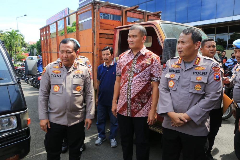 Kapolda Jatim Irjen Pol Dr. Toni Harmanto didampingi Kabid Humas Polda Jatim Kombespol Dirmanto dan Dirkrimum Kombespol Totok