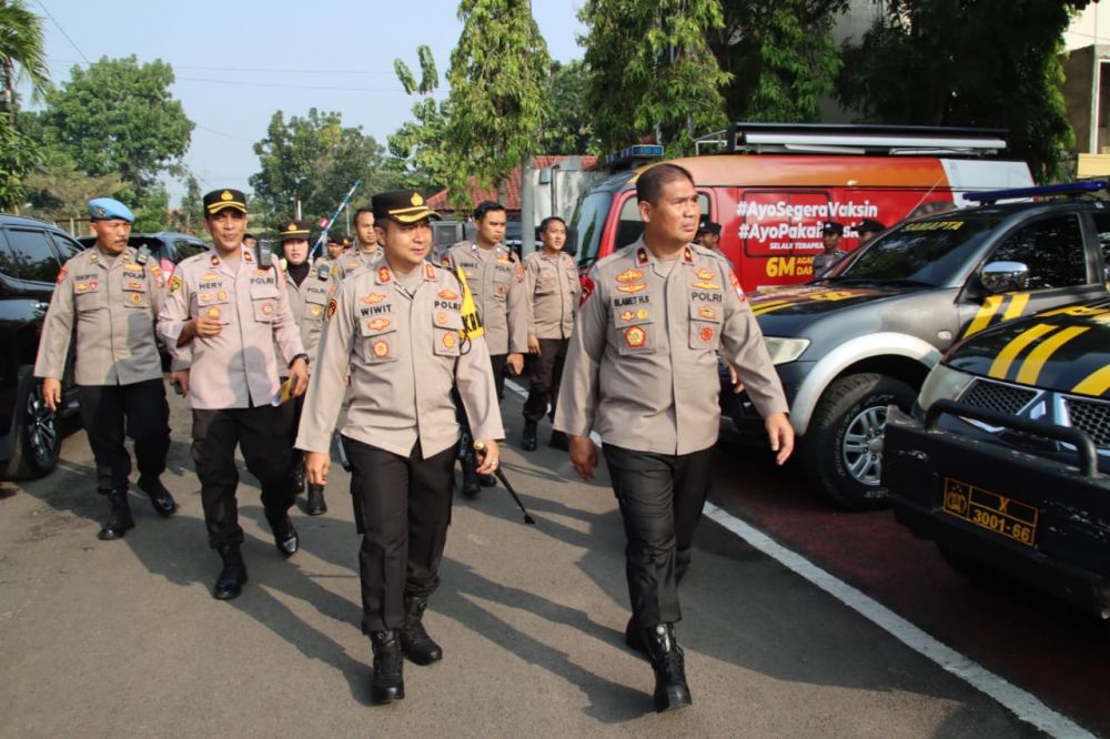 Wakapolda Jatim Brigjen Pol Slamet Hadi Supraptoyo didampingi Kapolres Bangkalan AKBP Wiwit Ari Wibisono cek Almatsus