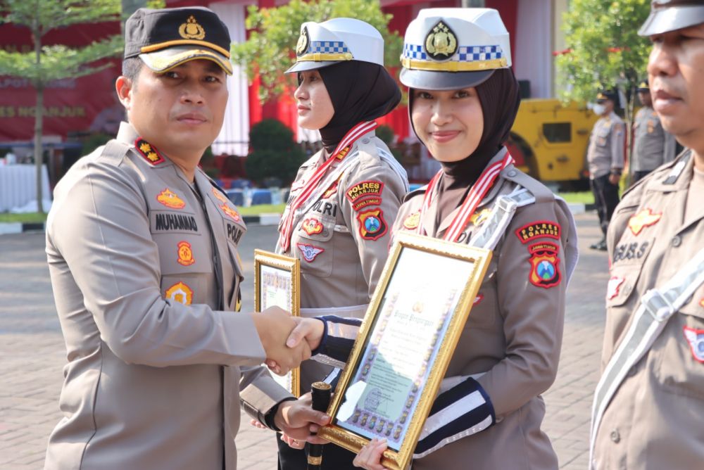 Kapolres Nganjuk AKBP Muhammad berikan penghargaan unit Gakkum Satlantas Polres Nganjuk