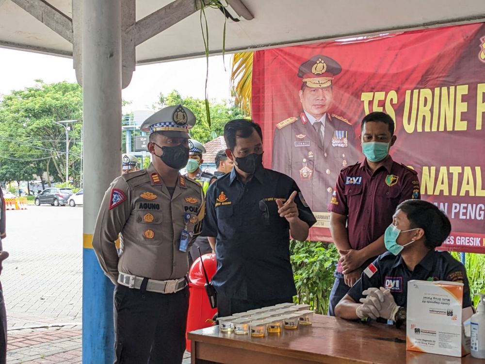Kasat Lantas Polres Gresik AKP Agung Fitransyah saat cek urine sopir bus di terminal