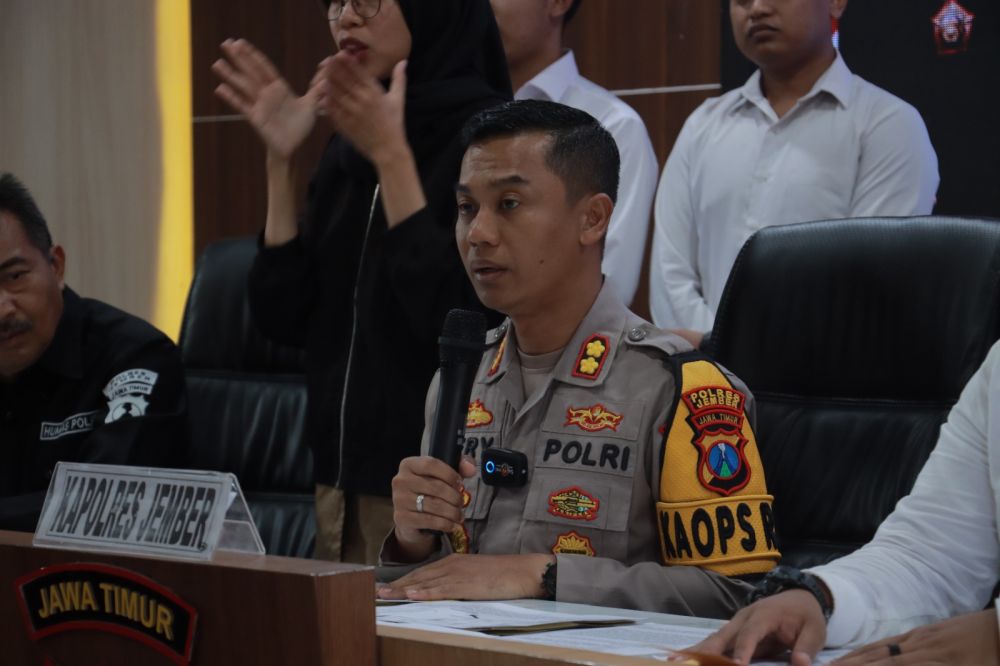 Kapolres Jember AKBP Hery Purnomo saat memberikan keterangan
