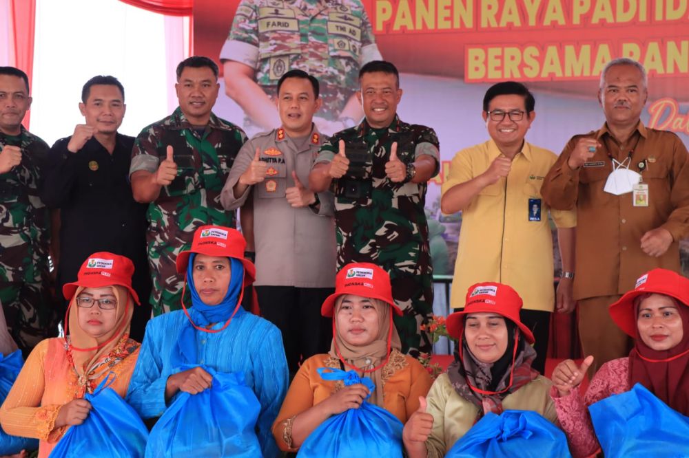 Kapolres Gresik dan Forkopimda Dampingi Pangdam V Brawijaya Panen Padi