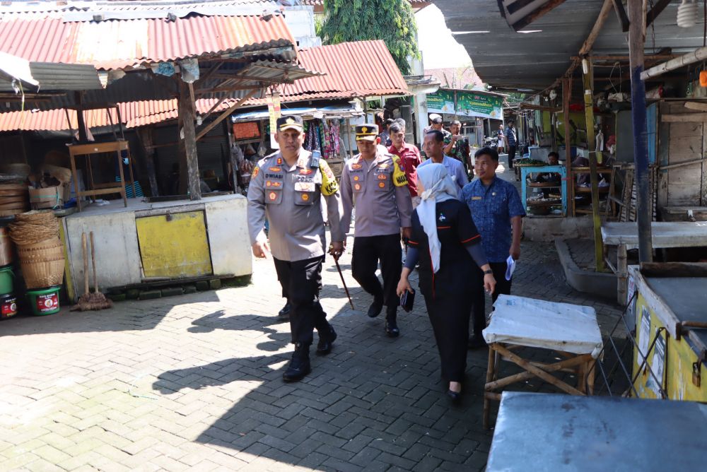 Kapolres Ngawi AKBP Dwiasi Wiyatputera didampingi Wakapolres Ngawi Kompol Haryanto saat patroli dialogis di pasar tradisional