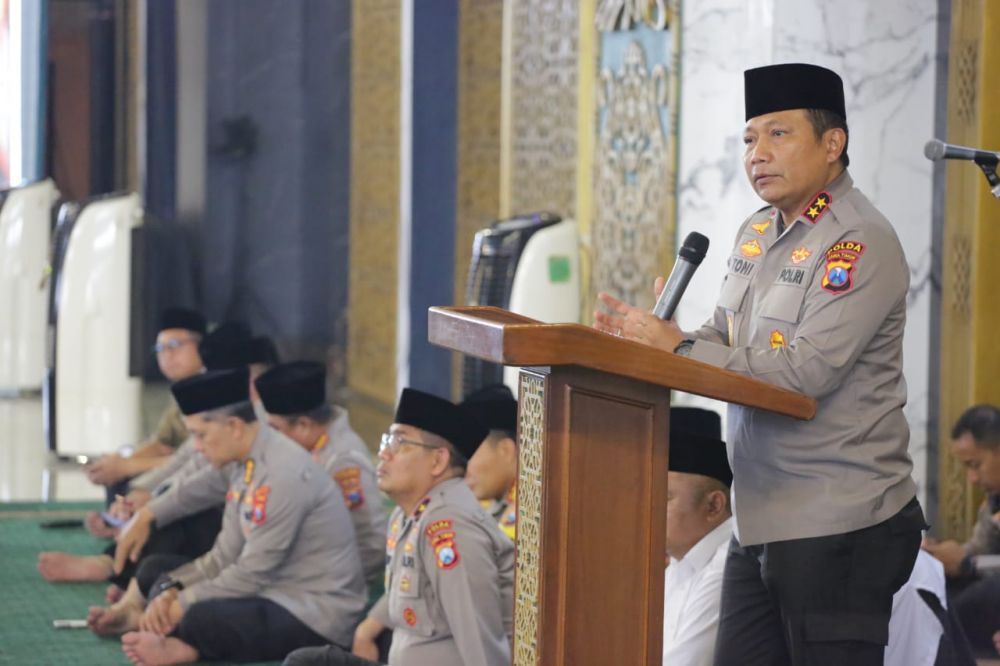Kapolda Jatim Irjen Pol Dr. Toni Harmanto saat Jum'at Curhat di masjid Agung Surabaya