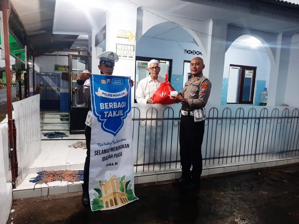 Satlantas Polres Nganjuk berbagi takjil saat Patroli di bulan Ramadhan