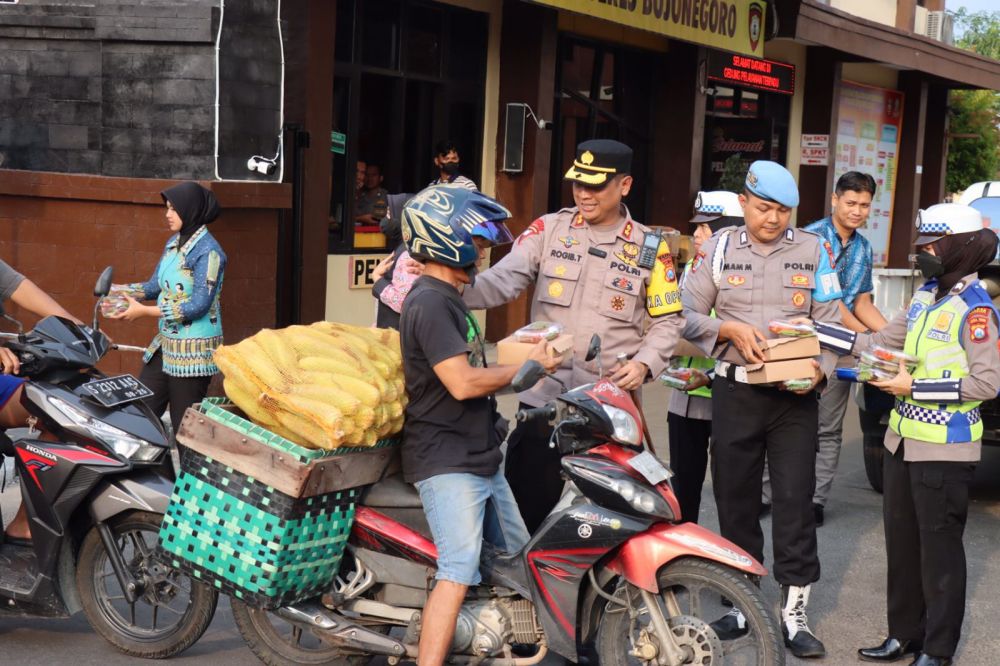 Kapolres Bojonegoro AKBP Rogib Triyanto saat berbagi takjil