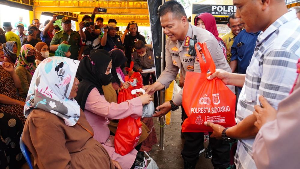 Kapolresta Sidoarjo Kombespol Kusumo Wahyu Bintoro saat berbagi 200 paket sembako