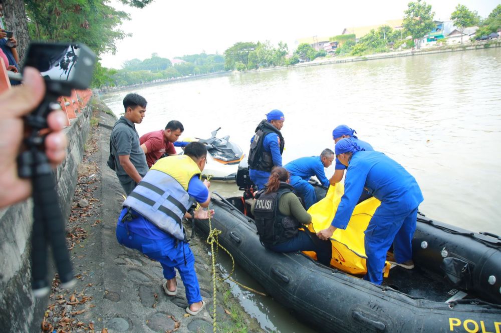 Ditpolairud Polda Jatim lakukan evaluasi perahu tambangan yang bocor