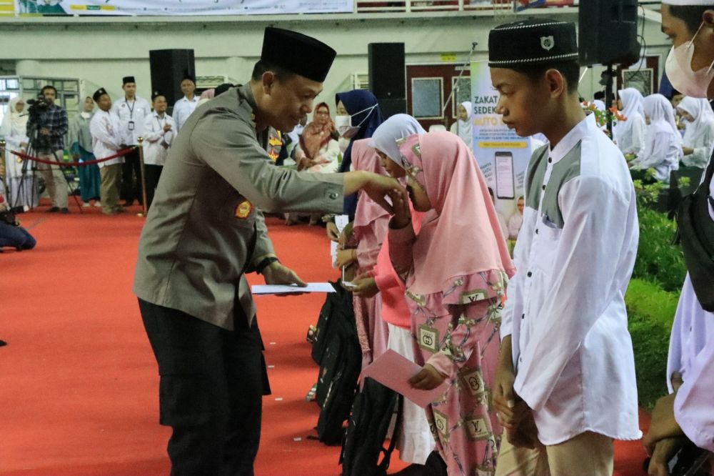 Kapolres Gresik Dampingi Gubernur Jatim Beri Bantuan 1000 Anak Yatim-piatu