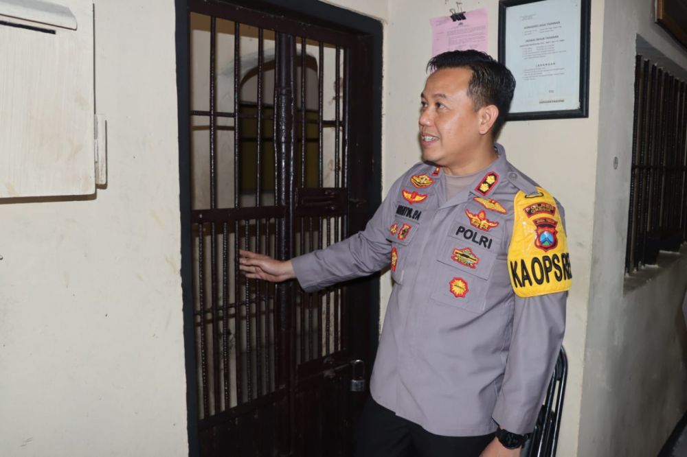 Kapolres Gresik AKBP Adhitya Panji Anom saat tinjau Polsek jajaran