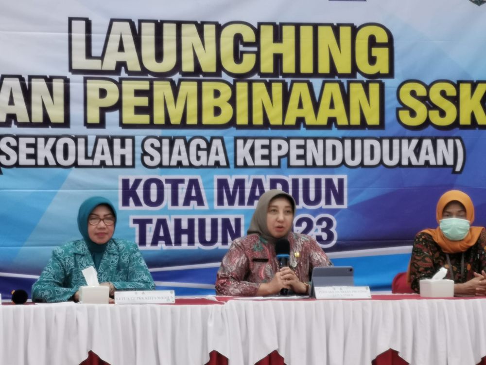 Kaper BKKBN Jatim Maria Ernawati saat memberikan sambutan