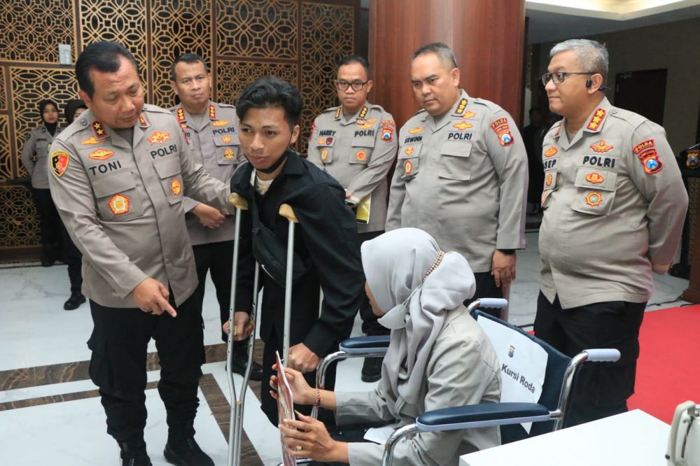 Kapolda Jatim Irjen Pol Dr. Toni Harmanto saat bertemu kaum Disabilitas