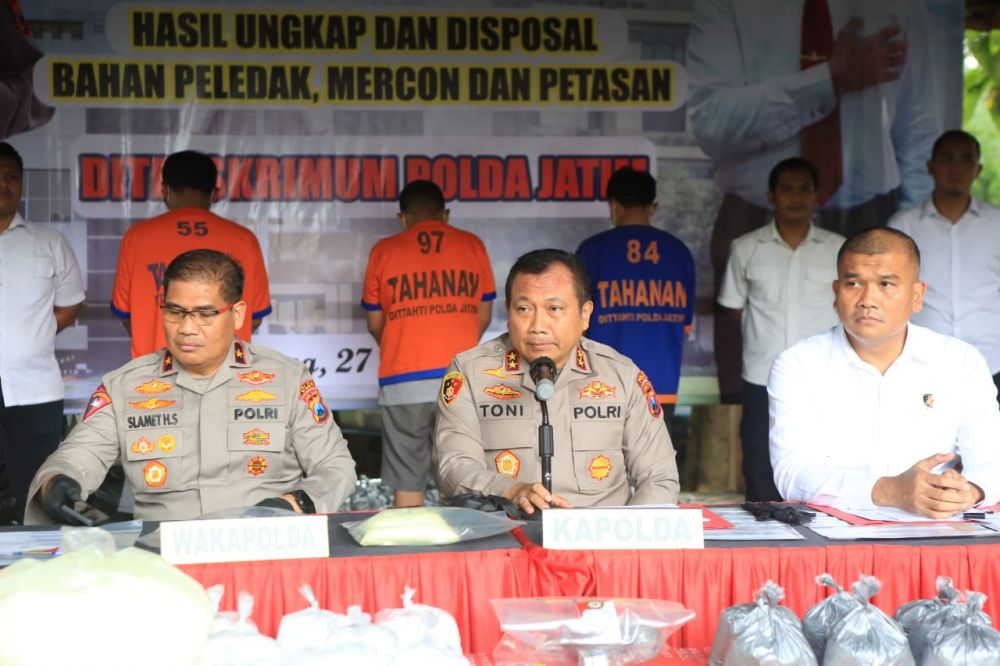 Ditreskrimum Polda Jatim amankan tersangka beserta barang buktinya