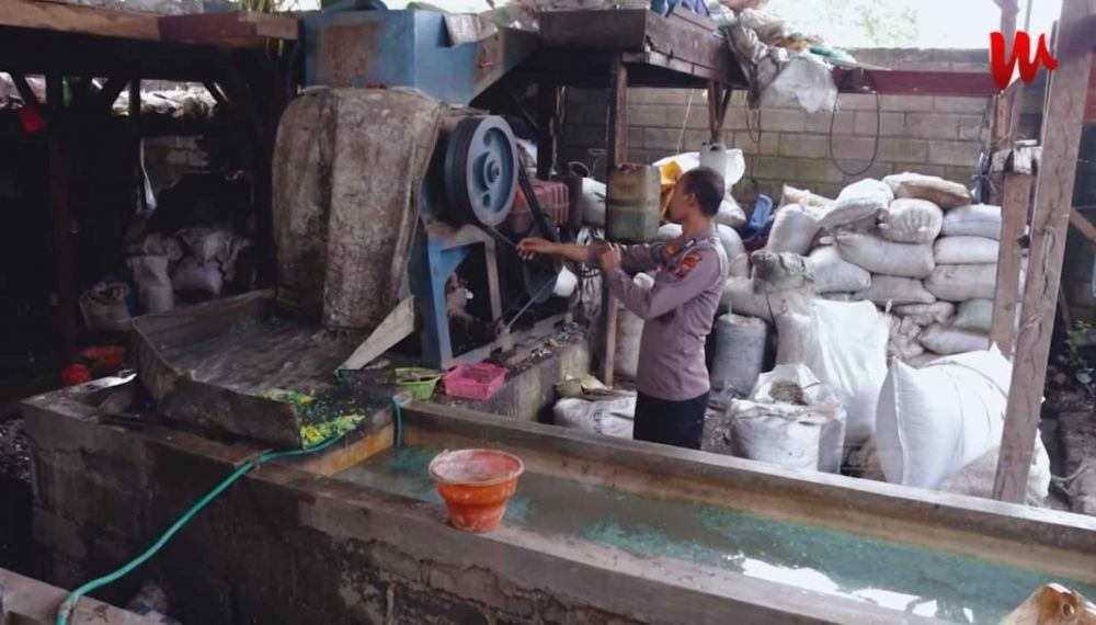 Bripka Iwan Sudarmono pemilik usaha pengolahan sampah plastik di Pasuruan
