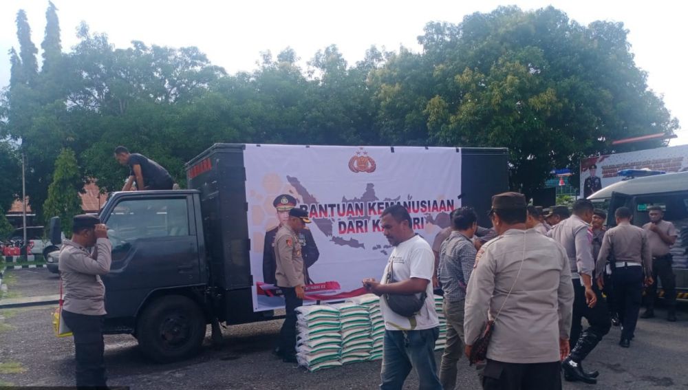 Kapolri beri bantuan untuk masyarakat Maumere dan Ende