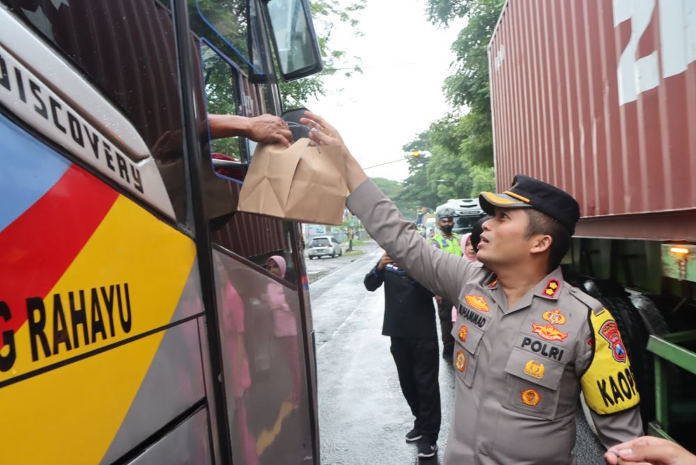 Kapolres Nganjuk AKBP Muhammad saat berbagi takjil ke pengendara jelang buka puasa
