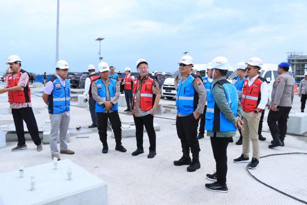 Kapolda Jatim Irjen Pol Dr. Toni Harmanto didampingi Wakapolda Jatim Brigjen Pol Slamet Hadi Supraptoyo saat tinjau KEK JIIPE