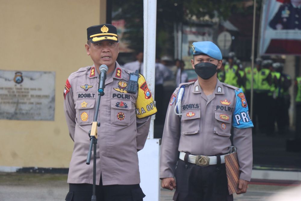 Kapolres Bojonegoro AKBP Rogib Triyanto saat memberikan pengarahan terkait perang Sarung