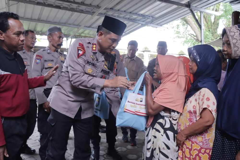 Kapolres Bojonegoro AKBP Rogib Triyanto saat berbagi sembako