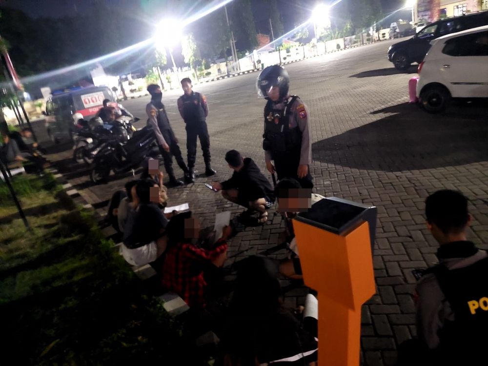 Bulan Ramadhan, Satsamapta Polres Situbondo Amankan 8 Remaja saat Pesta Miras