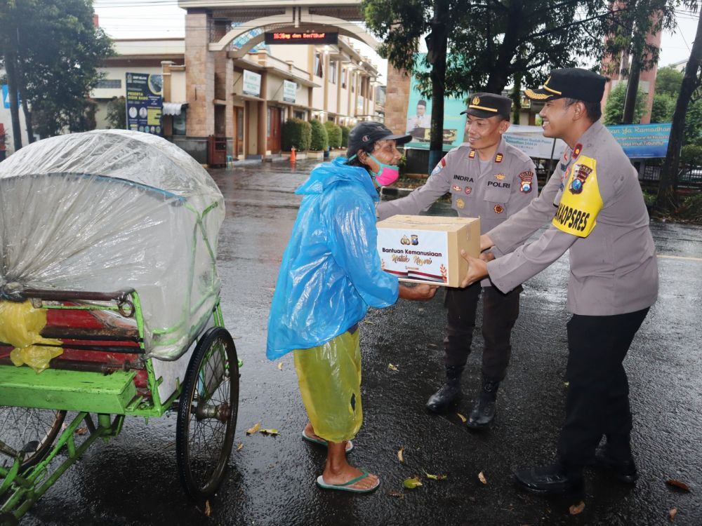 Polres Malang peduli warga kurang mampu dengan berbagi sembako