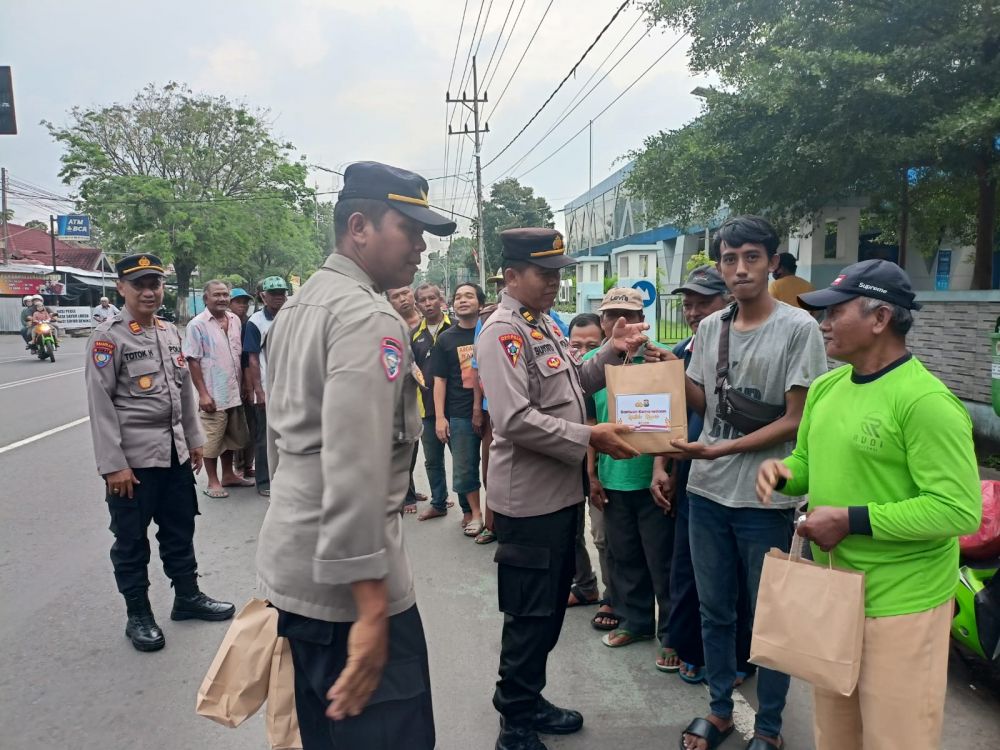 Polres Nganjuk gelar berkah Ramadhan dengan berbagi sembako ke warga kurang mampu
