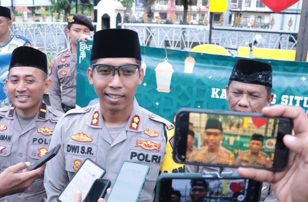 Kapolres Situbondo AKBP Dwi S.R saat memberikan keterangan