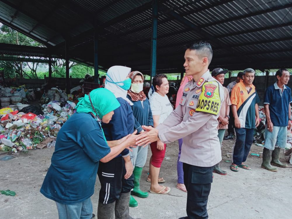 Kapolres Batu AKBP Oskar Syamsuddin saat kunjungan ke TPA Junrejo