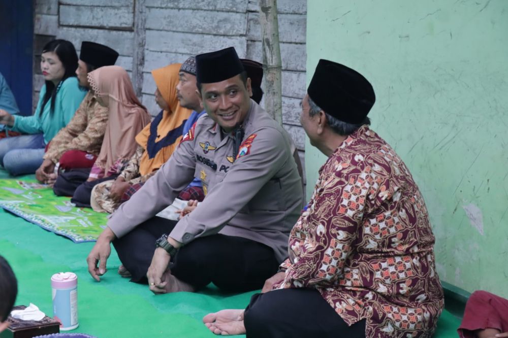 Kapolres Bojonegoro AKBP Rogib Triyanto saat buka puasa bersama warga slum Area